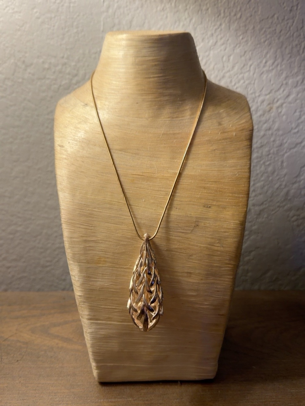 Elegant Gold Teardrop Pendant Necklace - Women Jewelry